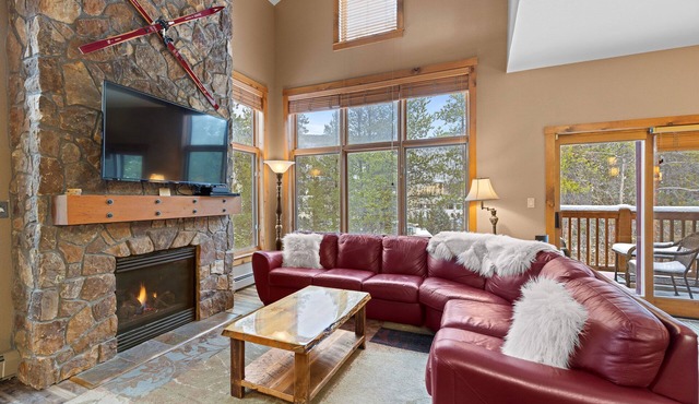 Mountain-chic retreat - sleeps 10 - room for everyone