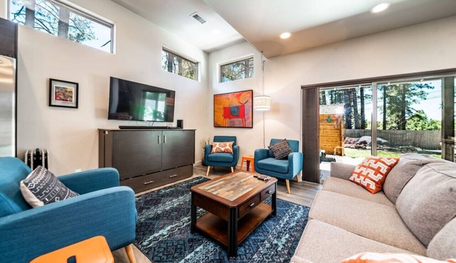 Mountain Chic Retreat w/Hot Tub - Escape the City