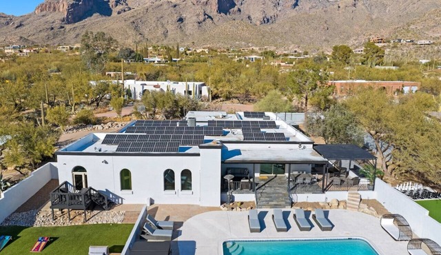 Mountain & City Views . Foothills . Heated Pool Spa Putt Putt Sleeps 24