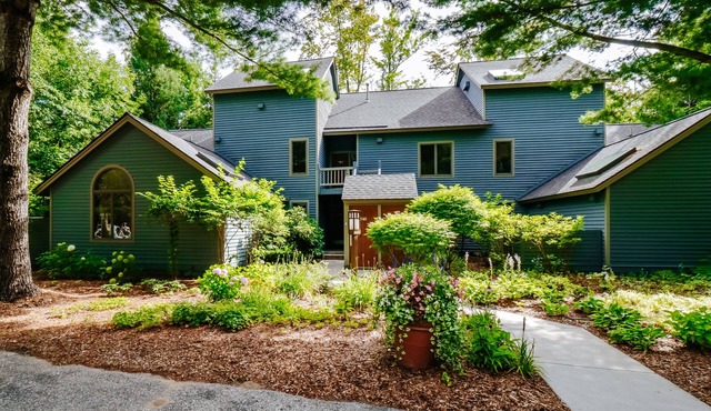Mountain Condo with Dining and Activities - Walk to Lifts and Golf