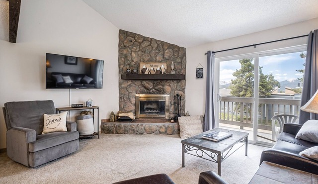 Mountain Condo with Free shuttle to Winter Park town and ski hill. Pool/Hot tubs