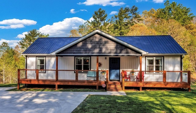 Mountain Cottage 15 mins from Asheville, hiking, Biltmore, waterfalls, weddings!