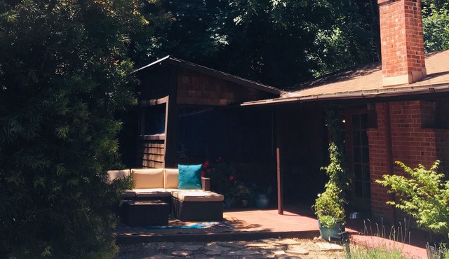 Mountain Cottage near Russian River, hiking & downtown, family and pet friendly