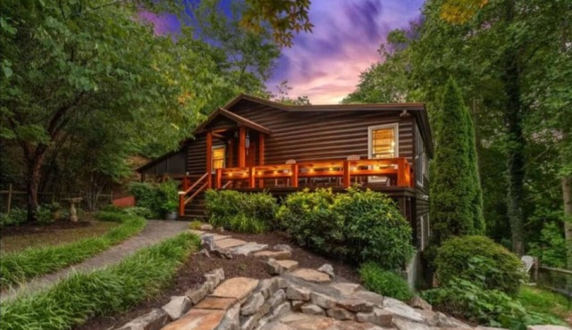 Mountain Cozy Cabin: HotTub Firepit Game Rm Family Friendly 10 Mins to Downtown!