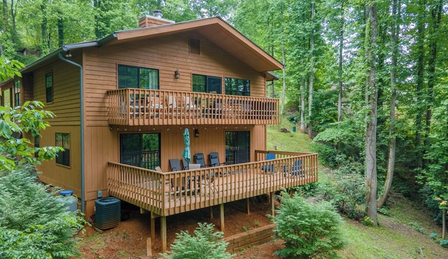 Mountain Creek Escape - 2 Living Rooms, Decks, Fire Pit!