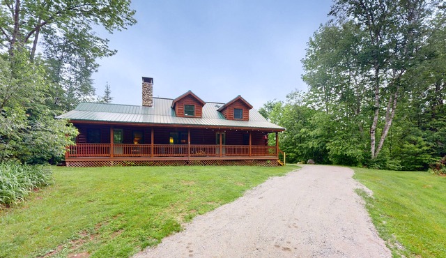 Mountain creek retreat with a firepit, deck, grill, kayaks & AC