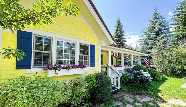 Mountain Daisy Redstone l Newly Remodeled Mountain Getaway