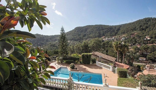 Mountain escape w/amazing views just 25km to BCN!