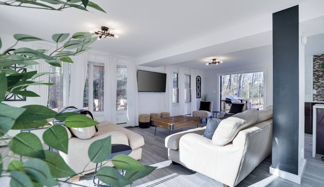 Mountain Escape 5-Bedroom Near Ski Resort, Private Hot Tub in East Stroudsburg