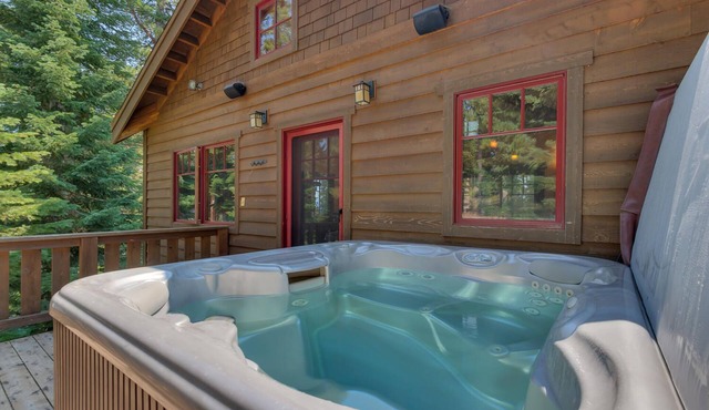 Mountain Escape By Tahoe Getaways - Luxury 4BR Easy Walk to Lake & Private Hot Tub!
