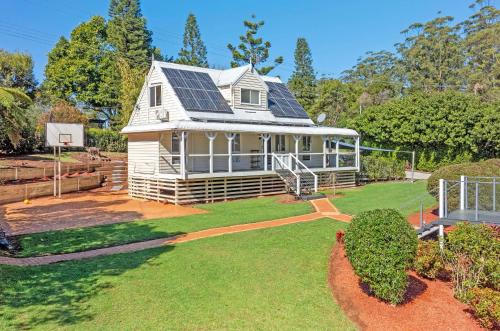 Mountain Escape Cozy 3-Bedroom Retreat with Outdoor Entertaining