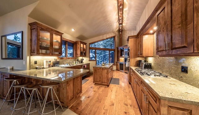 Mountain Escape | Decks-EV Charger-Spa | Sleeps 10