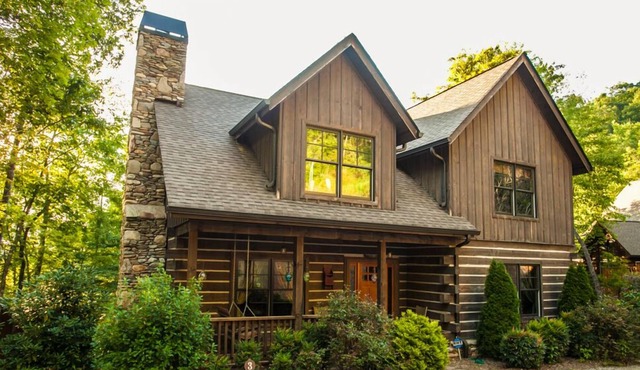 "Mountain Escape" - Luxury 3 Story Cabin -All New Furnishings! Starlink Internet