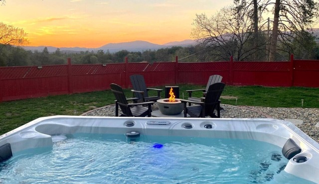 Mountain Escape Near Yosemite South Gate, Hot Tub, Views, Games & Pet friendly!
