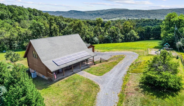 Mountain Escape on 6 acres w Hot Tub & Privacy