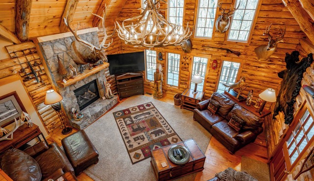 Mountain Escape w/Fire Pit, Pool Table & Hot Tub!