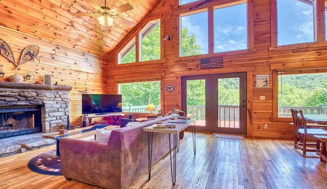 Mountain Escape with fantastic views & hot tub!