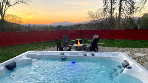 Mountain Escape, Yosemite South Gate House with Hot Tub, Views & Game Room, Near town
