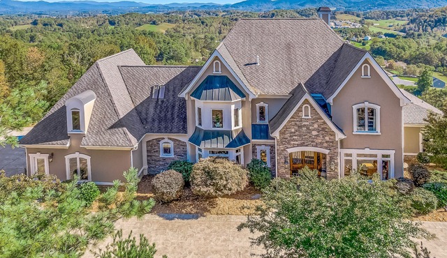 Mountain estate with hot tub, sauna, gym, home theater, game room, & WiFi