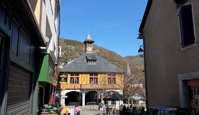 Mountain-facing apartment - close to town center