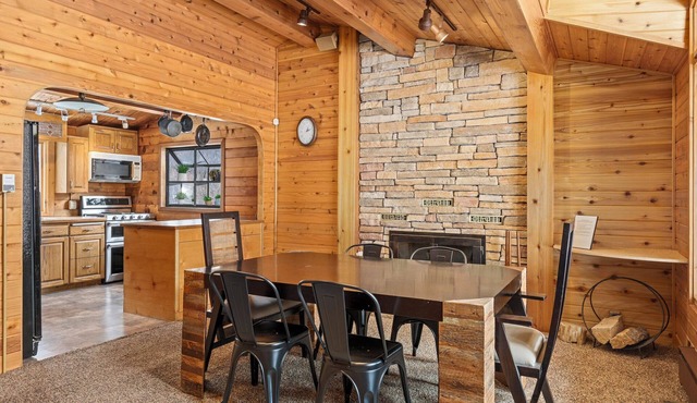 Mountain Family Cabin w/4 bedrooms & pool table