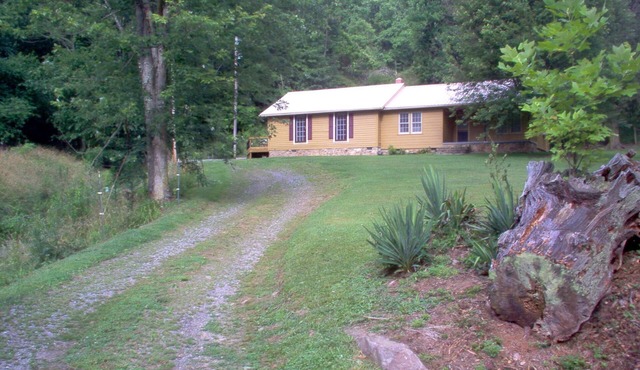 Mountain Farm Cottage, creeks, cows, fresh air, spring water, hiking, private.