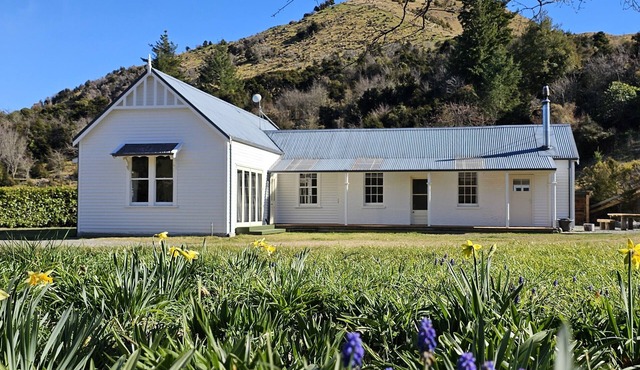 Mountain farmhouse with adventures at your door on historic Island Hills Station