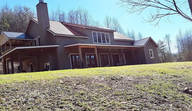 Mountain Farmhouse, convenient location & family farm
