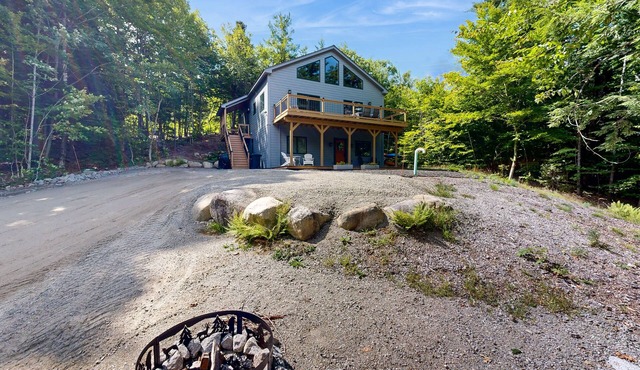 Mountain getaway close to ponds, hiking & skiing perfect for outdoor enthusiasts