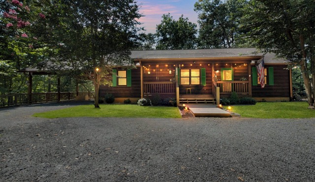 Mountain Getaway for 12- Game Room, Pools, Fireplace, Hot Tub, Firepit, King Bed