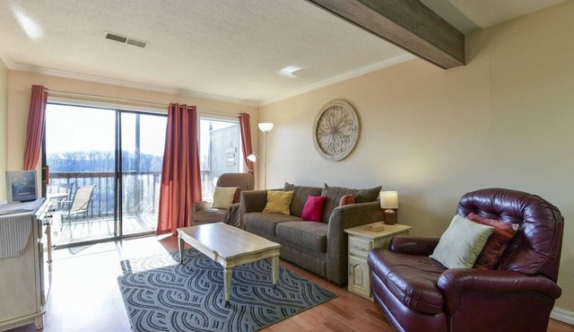 Mountain Getaway- Outdoor Pool! Hiking Trails!