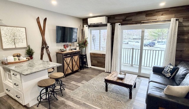 Mountain getaway!Remodeled 1 bedroom,Pool, hot tub