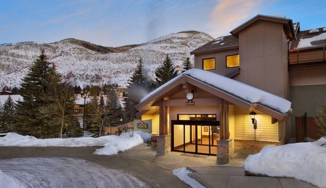 Mountain Getaway: Studio with Kitchen & Fireplace at Vail