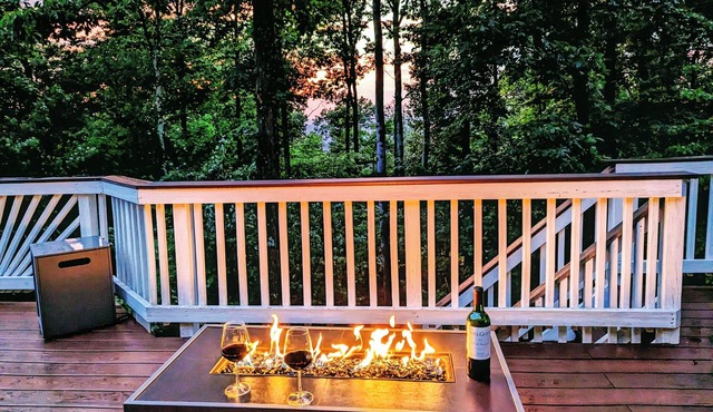 Mountain Getaway - 7 beds (2 King) - Large Common Area