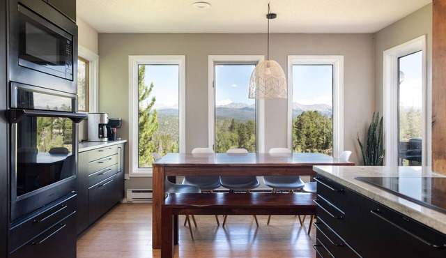 Mountain Getaway w Hot Tub & Sauna. Dogs welcome! Close to Winter Park Skiing!