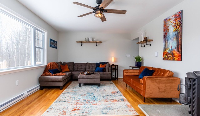 Mountain Getaway w/Hottub, Views, Gamesroom, Fire Pit