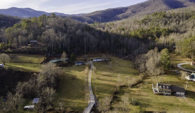 Mountain Getaway w/Hot Tub & Wood Stove
