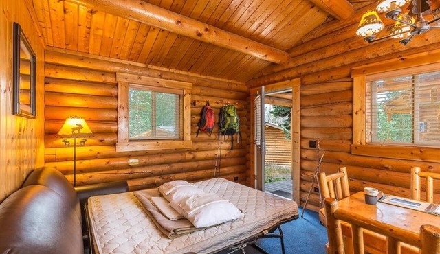 Mountain Getaway with Alpine Decor, Bar, Restaurant and Free Onsite Parking!