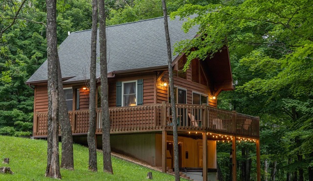 Mountain getaway with hot tub near Seneca Rocks