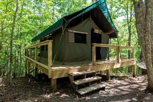 Mountain Glamping Tent with Sunrise Views & Firepit in Rising Fawn, Georgia