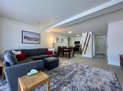 Mountain Green Resort - 2BR, 2BA Renovated Condo, Pool, Hot Tub, Shuttle, Gym, Restaurant