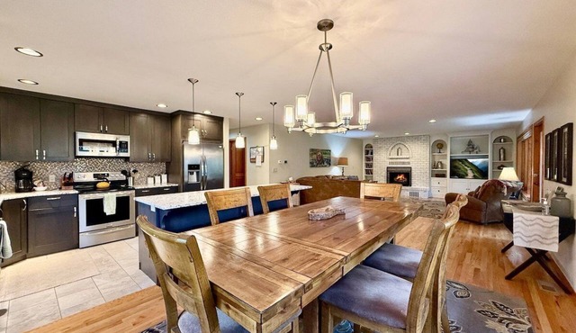 Mountain Harbor Larch & Lake Luxury Retreat | 2 Bed, 2 Bath