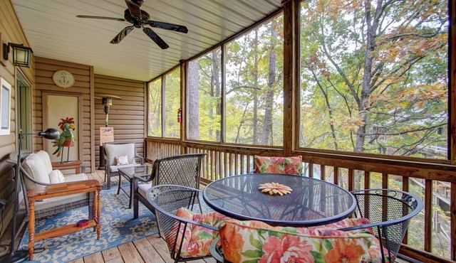 Mountain Harbor Resort Condo 2Bed 2Bath. Large Screen Deck. Oaklawn 30 minutes.