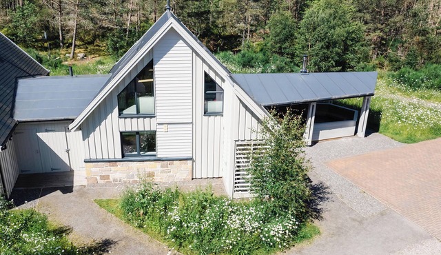 MOUNTAIN HARE APARTMENT, pet friendly, with open fire in Aviemore