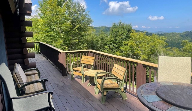 Mountain hideaway near skiing with balcony, chimney, central AC, W/D, gas grill