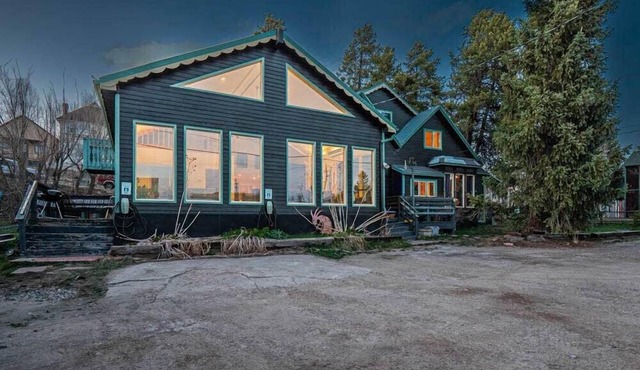 Mountain Hideaway — Hot Tub | Sauna | 1Gbps WiFi | 9BR Sleeps 18 + Pets