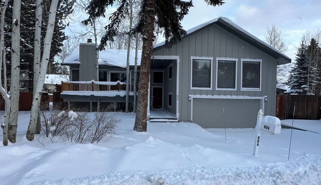 Mountain Hideaway - Hot Tub, 3 Living Areas, 5 min. to Shop/Ski