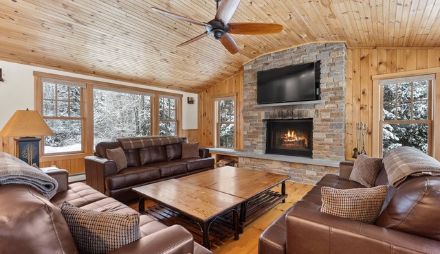 Mountain hideaway with ski lockers, wood fireplace, pool table, grill & W/D