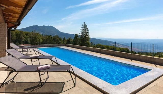mountain hideway robinson house Matić with pool