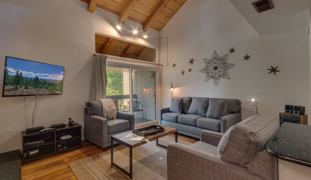 Mountain High: 2 BR, 1.5 BA Townhouse in Carnelian Bay, Sleeps 4